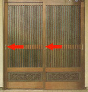 引き戸中央部分の鍵と戸当り部分の ２ヶ所の鍵